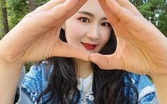 他趴在她两腿之间疯狂添漫画